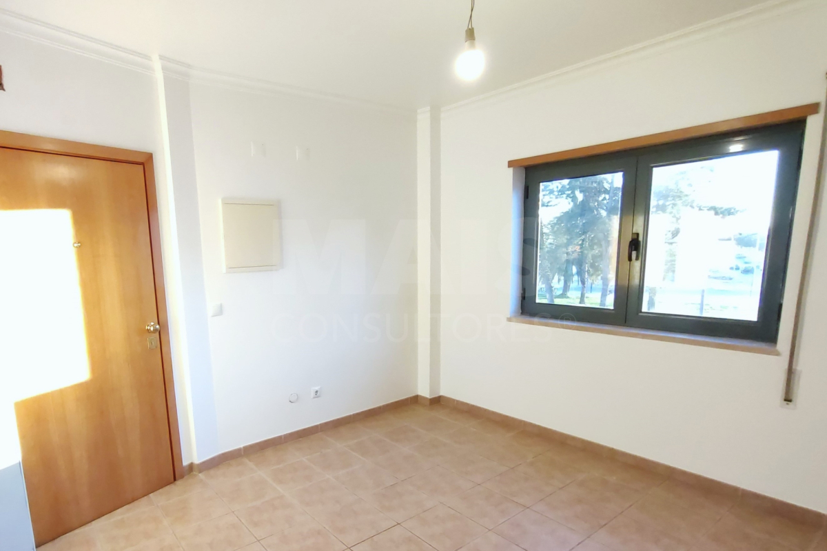 Refurbished one-bedroom apartment in Montijo's riverside area